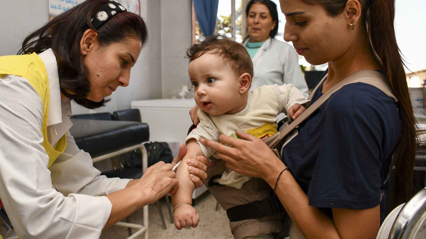 Julien, de 8 meses, recibió sus vacunas contra la poliomielitis y el sarampión en un centro de salud en la ciudad de As-Sweida, al sur de Siria, el 17 de octubre de 2022.