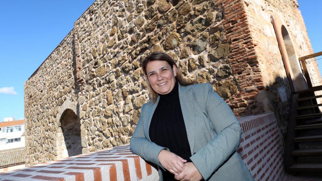 Tita García Elez junto a la torre albarrana recientemente rehabilitada en Talavera.