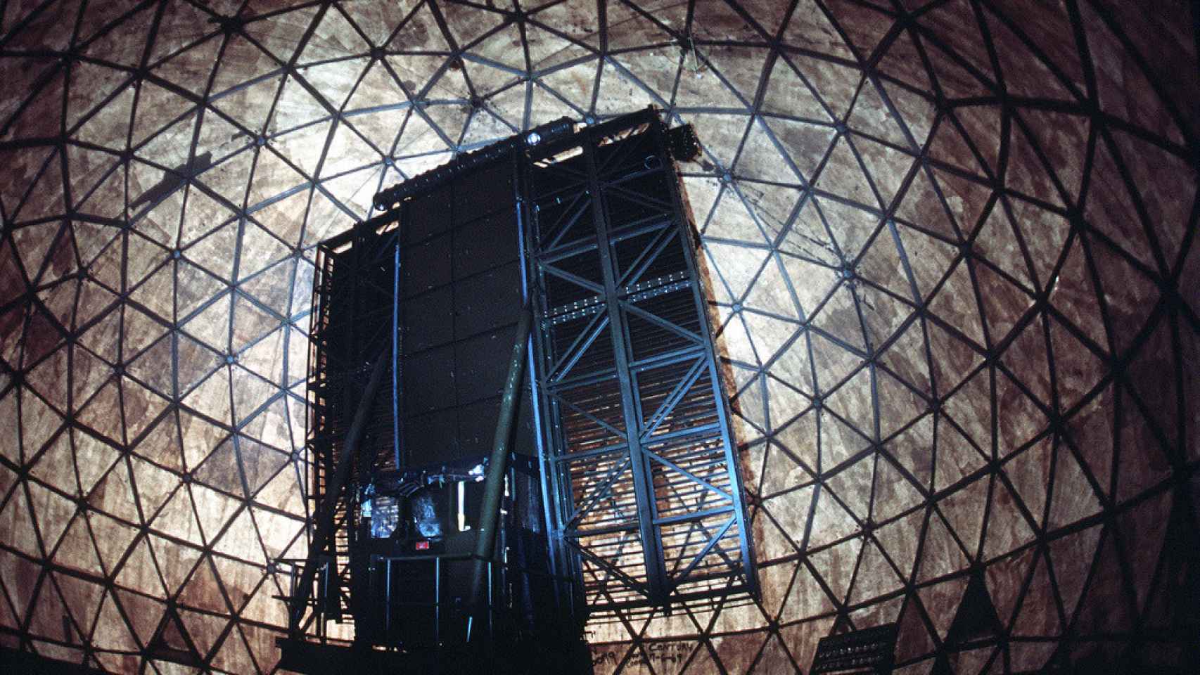 Radar AN/FPS-117 en el interior del radomo