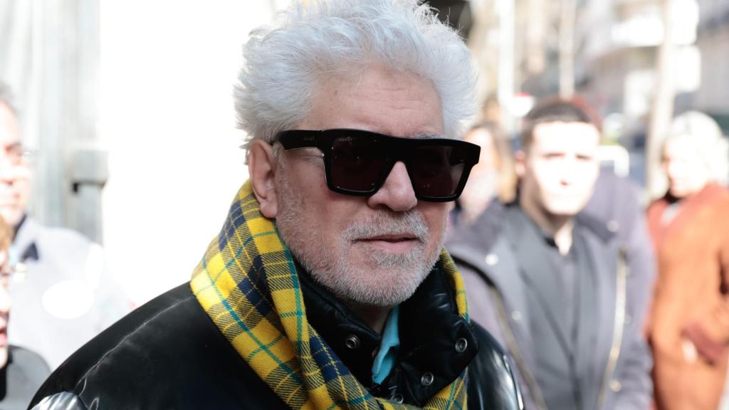 Pedro Almodóvar saliendo de darle el último adiós al cineasta Carlos Saura.