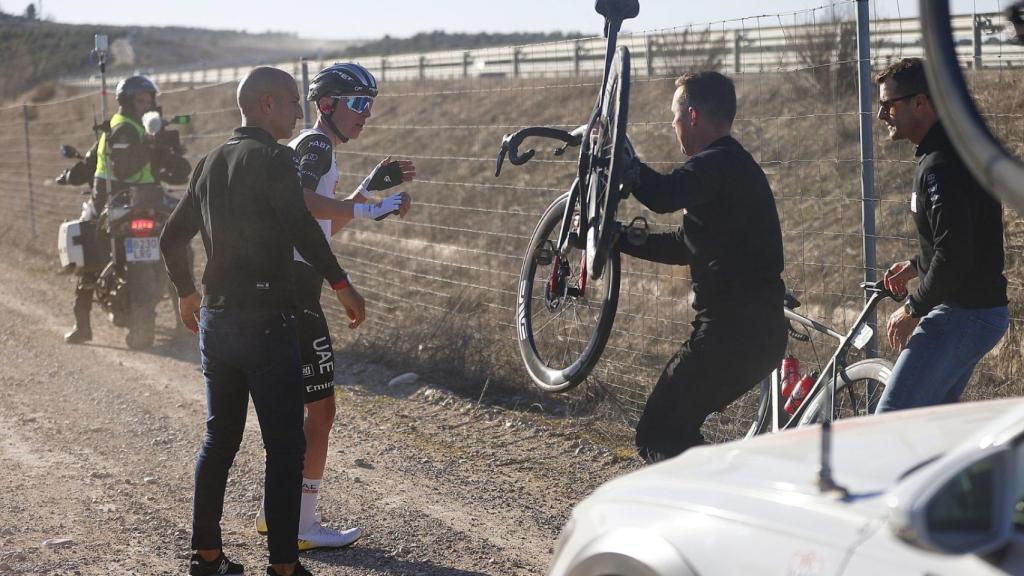 Tadej Pogaçar, cambiando su bicicleta.