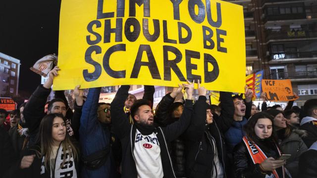 Pancarta en Mestalla contra Peter Lim