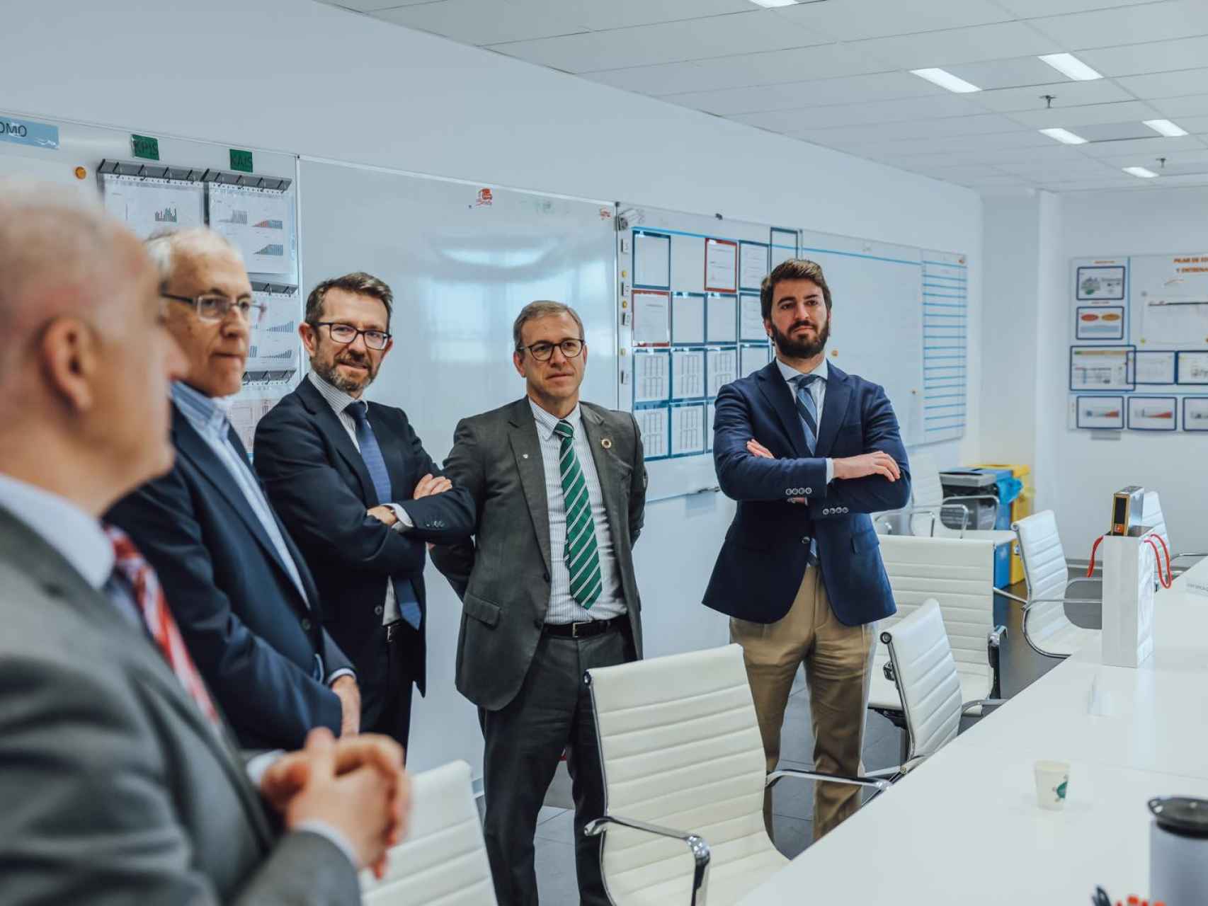 El consejero de Industria y Empleo, Mariano Veganzones, y el vicepresidente, Juan García-Gallardo, durante su visita a la fábrica de Campofrío en Burgos, este lunes.