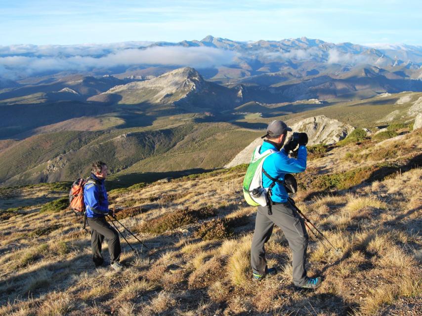 Imagen de dos senderistas en la Montaña Palentina.