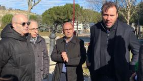 El concejal de Movilidad, Luis Velez, y el alcalde de Valladolid, Óscar Puente, visitando las obras de Villa del Prado