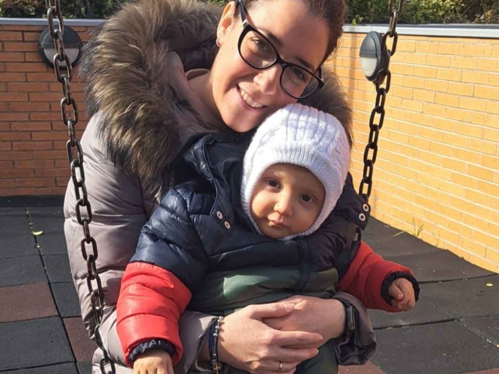 Sara junto a Manuel, el pequeño de 17 meses que padece un cáncer muy agresivo.