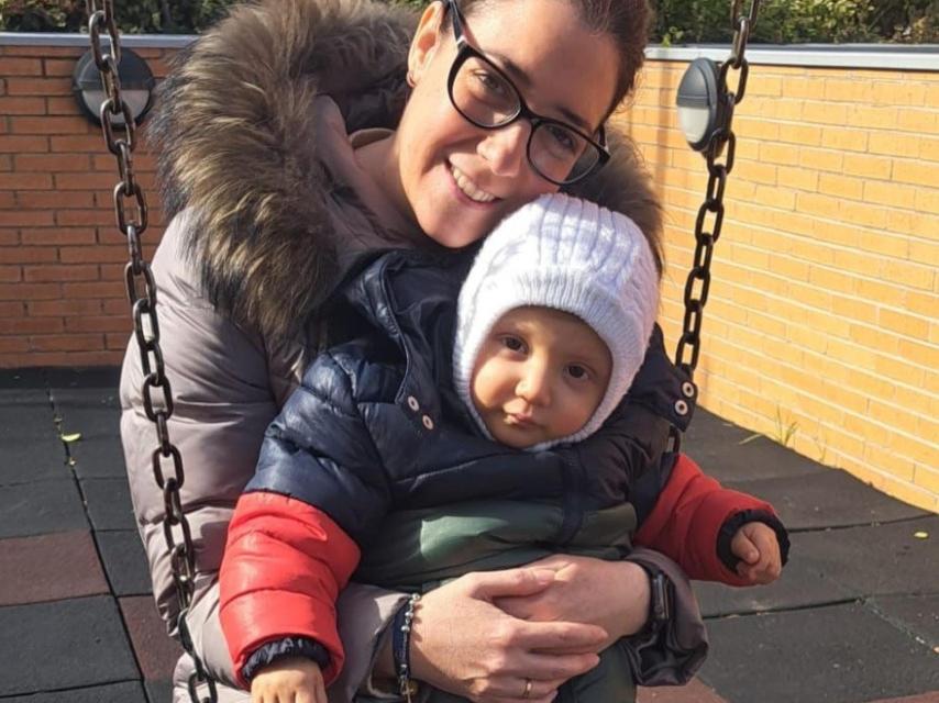 Sara junto a Manuel, el pequeño de 17 meses que padece un cáncer muy agresivo.