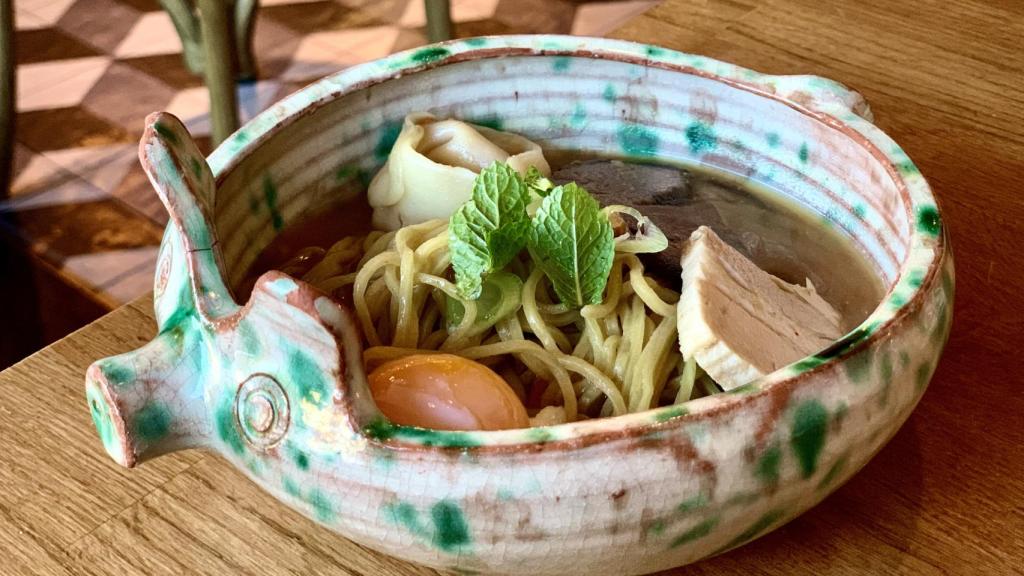 El ramen de cocido Latasia, la consolidada casa de comidas viajera al norte de Madrid