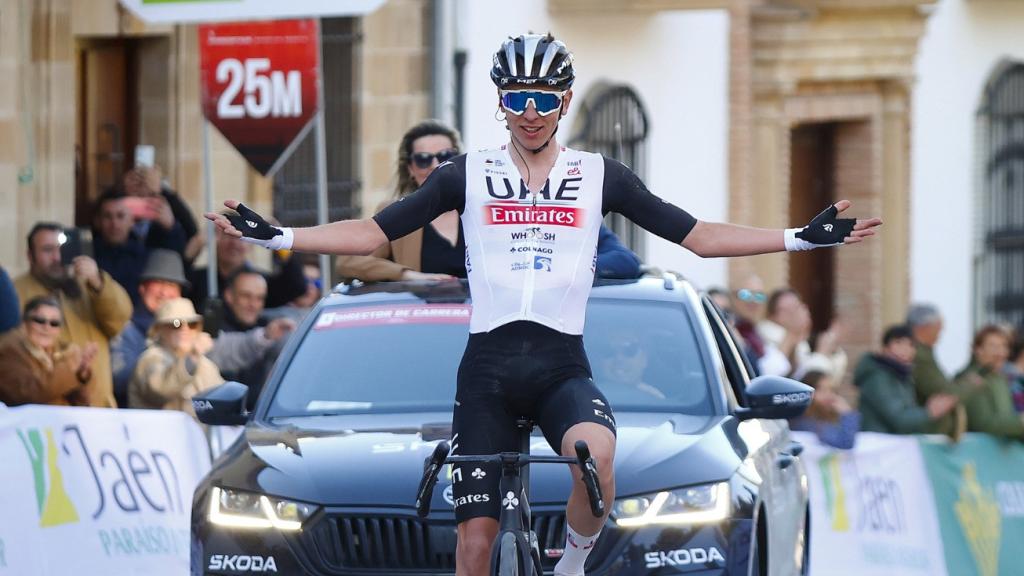 Tadej Pogaçar celebra su victoria en la Clásica Jaén Paraíso Interior