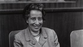 Hannah Arendt en el I Congreso de Críticos Culturales, 1958. Foto: Münchner Stadtmuseum, Sammlung Fotografie, Archiv Barbara Niggl Radloff