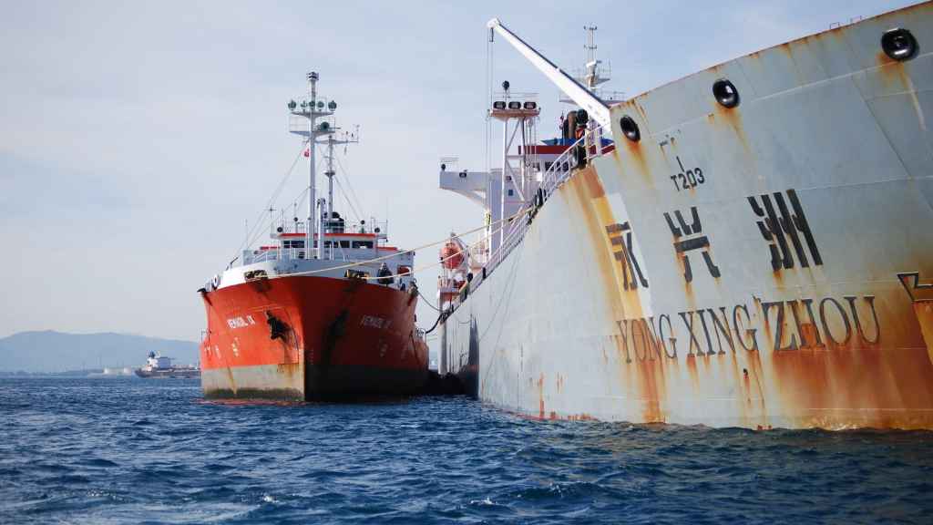 Una 'flota fantasma' y un 'Prestige' en potencia: qué supone el trasvase de crudo ruso en aguas del Estrecho