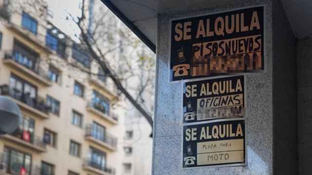 Carteles de 'Se alquila' pegados en un edificio, a 28 de diciembre de 2022, en Madrid (España).
