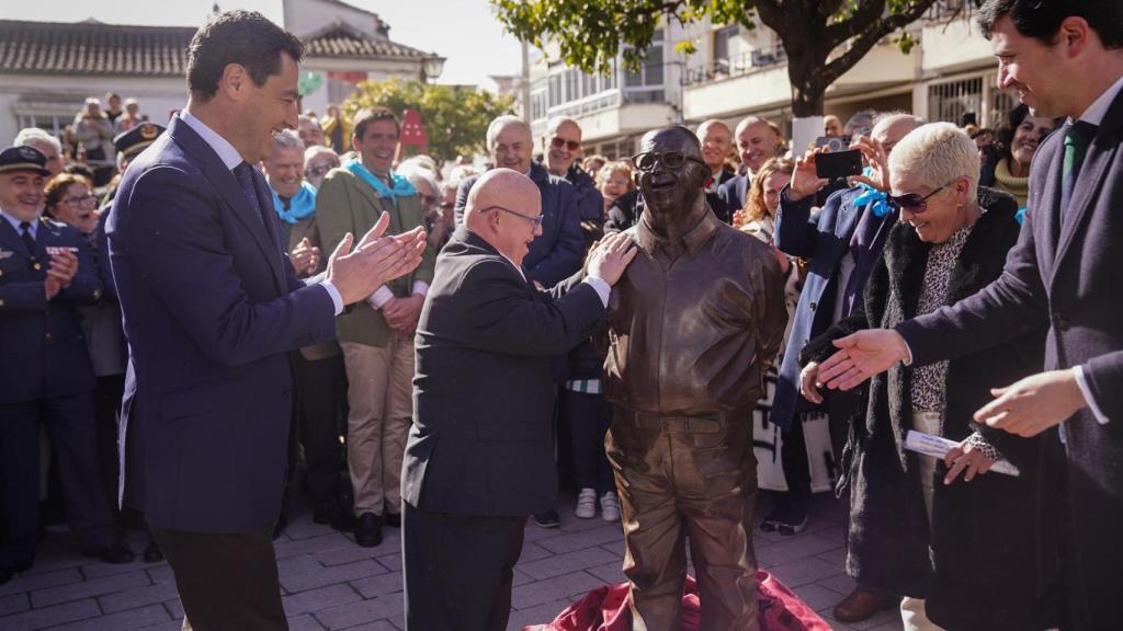 Antoñito, el primer síndrome de down de Europa con una escultura en la localidad de Constantina.