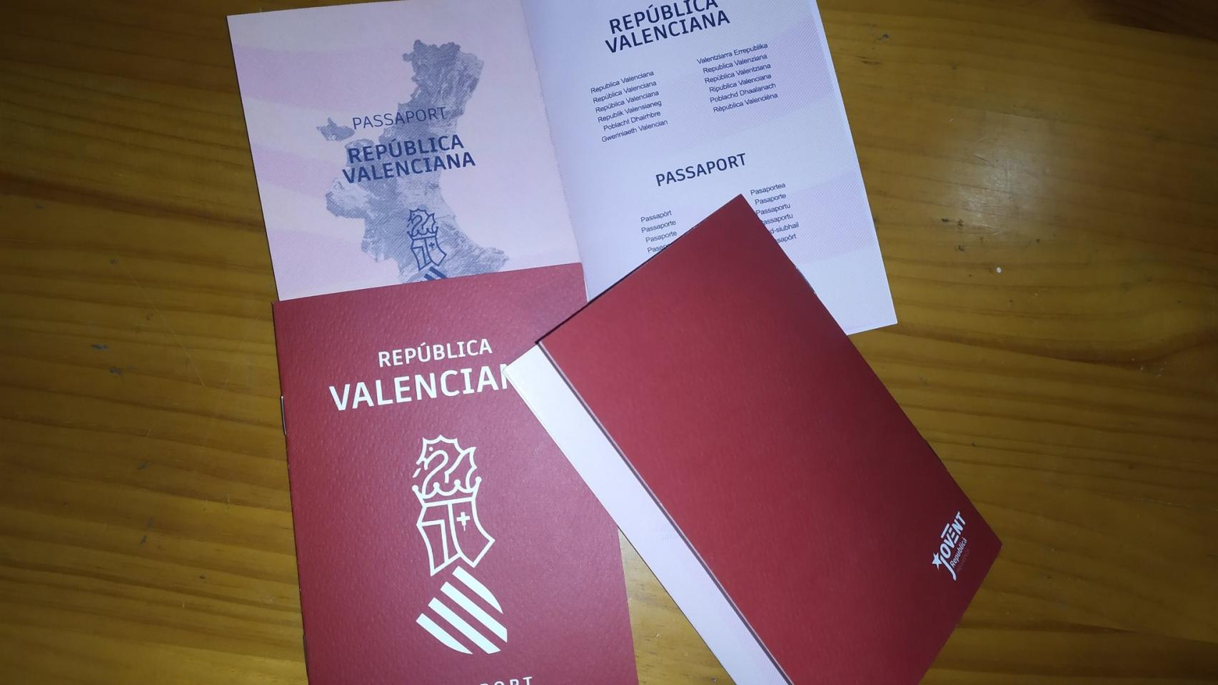 Pasaportes de la República Valenciana distribuidos por ERC en Valencia.