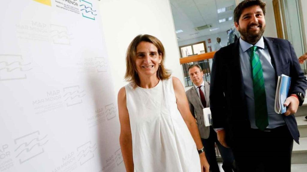 La ministra para la Transición Ecológica, Teresa Ribera, junto al presidente de Murcia, Fernando López Miras, seguidos del consejero de Presidencia, Marcos Ortuño, en una reunión mantenida en agosto para analizar el estado del Mar Menor.