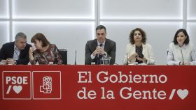 La Ejecutiva del PSOE, presidida por Pedro Sánchez, este lunes en la sede del partido en Ferraz.