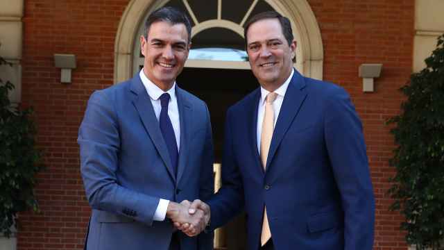 El presidente del Gobierno, Pedro Sánchez, recibe en La Moncloa al consejero delegado y presidente global de Cisco Systems, Chuck Robbins, en noviembre de 2022.