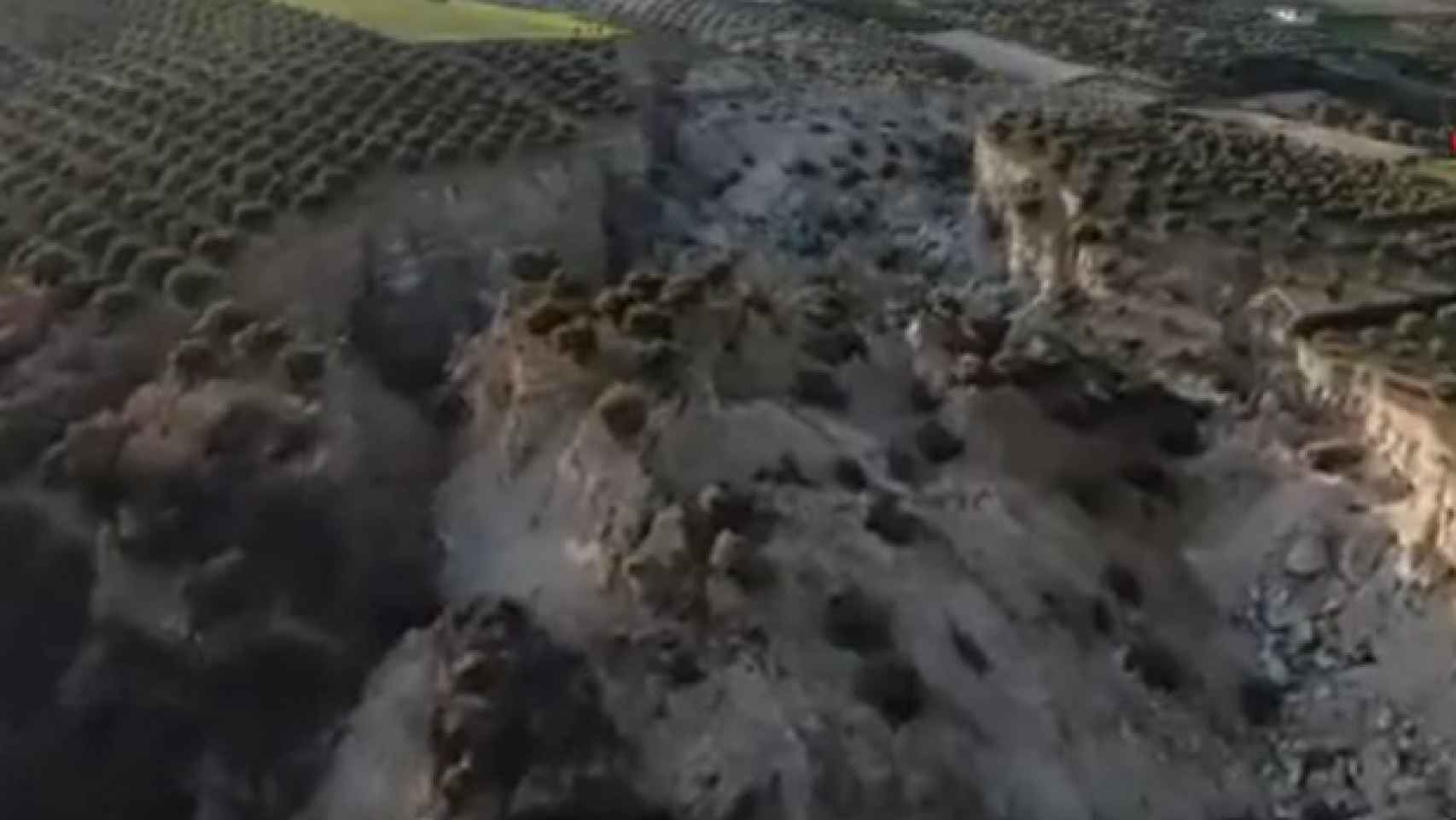 Fotograma del vídeo en el que se muestra una falla de más de 30 metros de profundidad en Turquía.