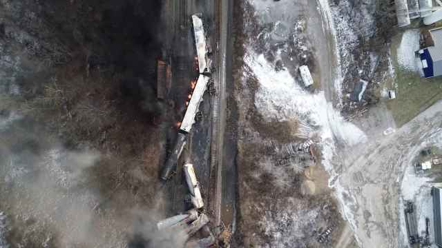 Un imagen de dron muestra el tren descarrilado en Ohio.