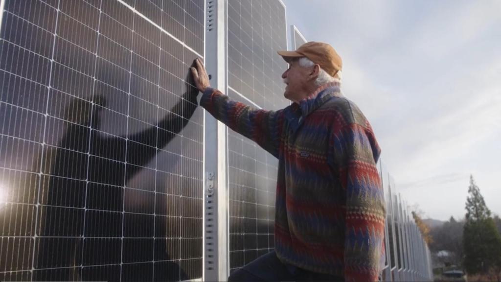 Agricultor con paneles solares verticales