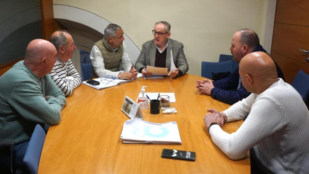 Miguel Lorenzo se reúne con trabajadores de las instalaciones deportivas municipales.
