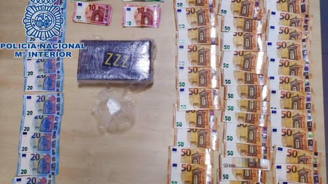 12.000 euros y un kilo de cocaína decomisada en Santiago y Boiro