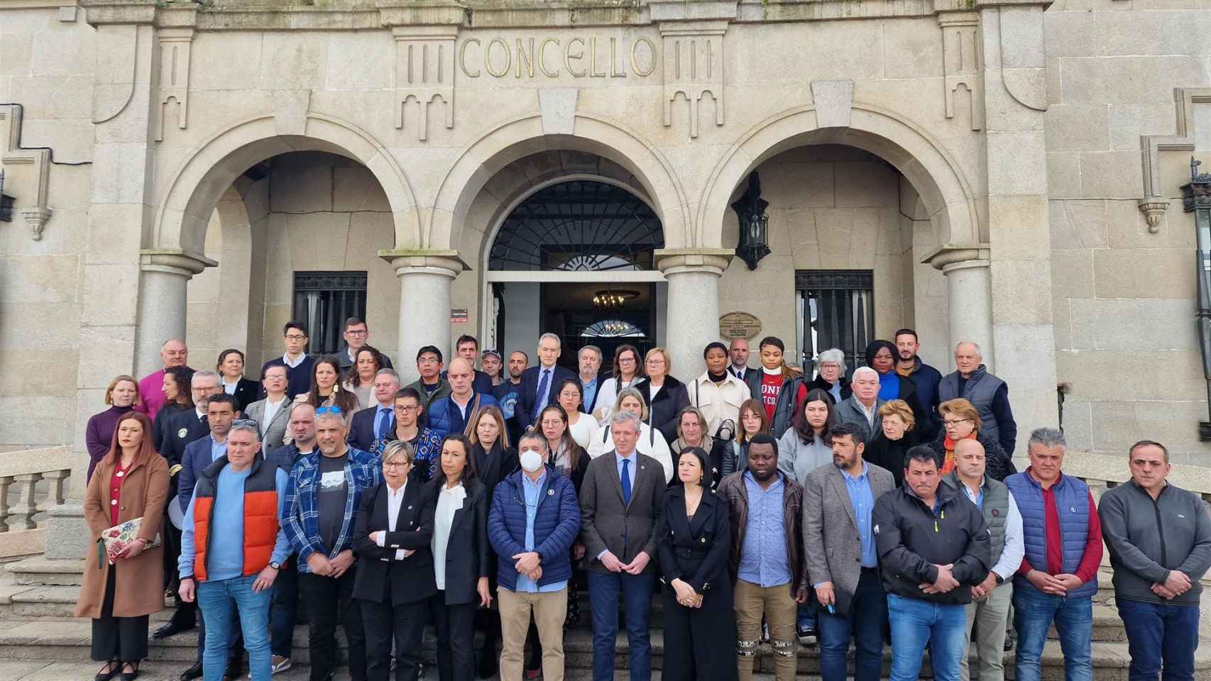 Homenaje a los marineros del ‘Villa de Pitanxo’ frente al Concello de Marín (Pontevedra).