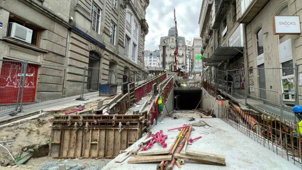 Obras en la calle Carral, con la futura rampa mecánica situada a la izquierda de la imagen.