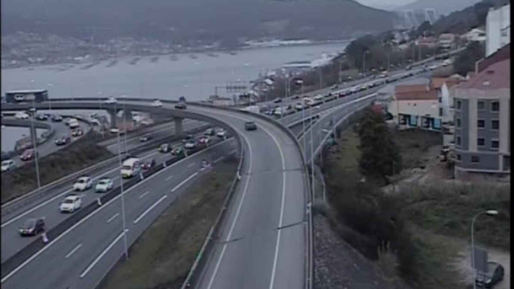 Retenciones en la autopista AP-9 a su entrada en Vigo, debido a una colisión múltiple.