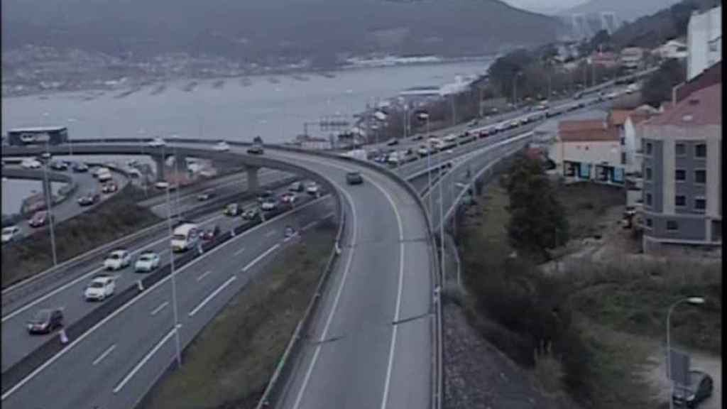 Retenciones en la autopista AP-9 a su entrada en Vigo, debido a una colisión múltiple.