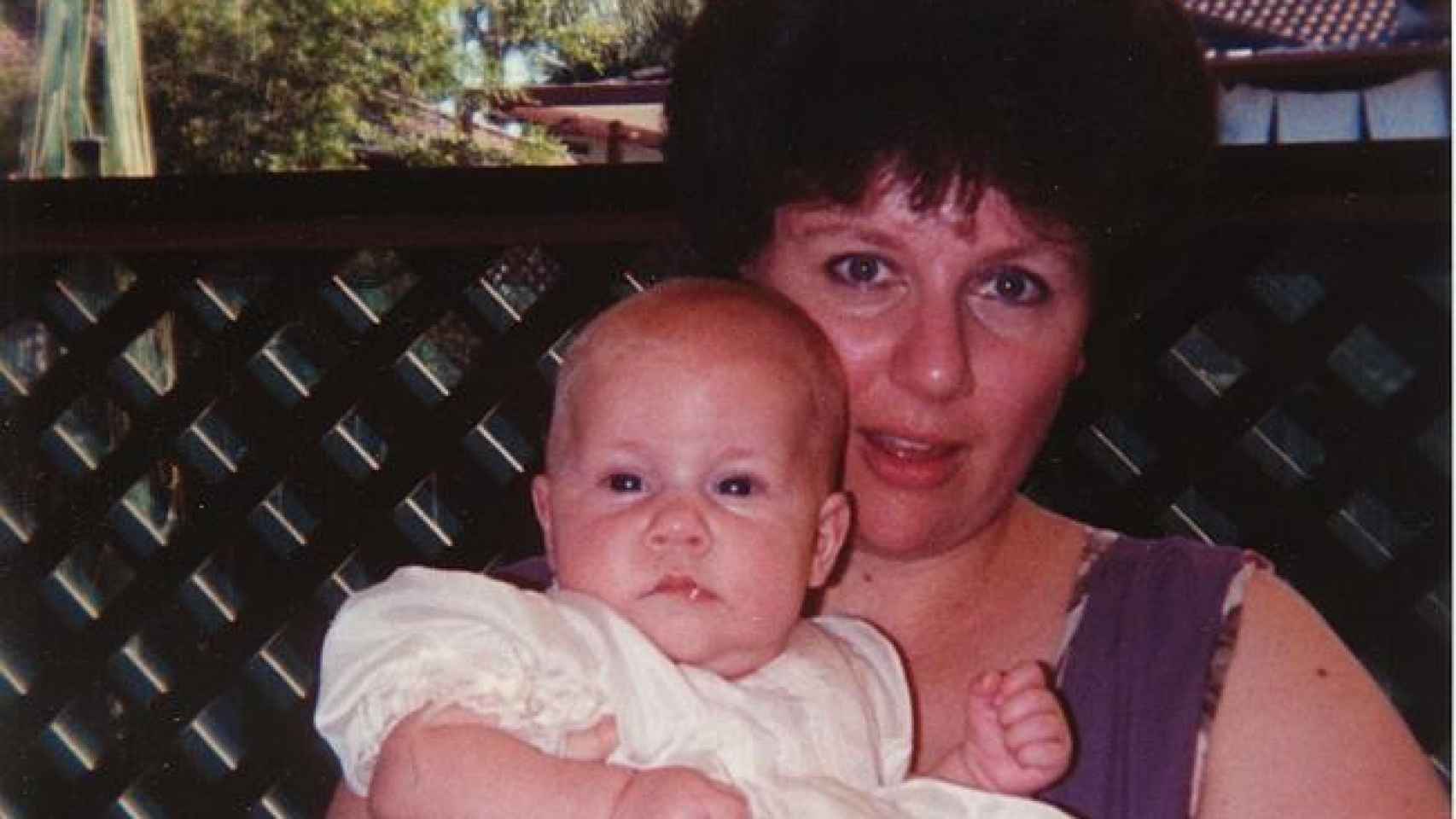 Kathleen Folbigg junto a su hija Sarah Kathleen, fallecida el 29 de agosto de 1993 con tan solo 10 meses de edad.