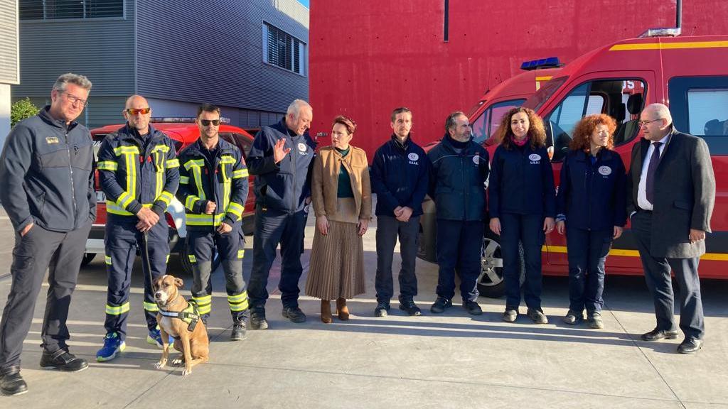 Recepción de los bomberos, con los dos concejales y sus compañeros.