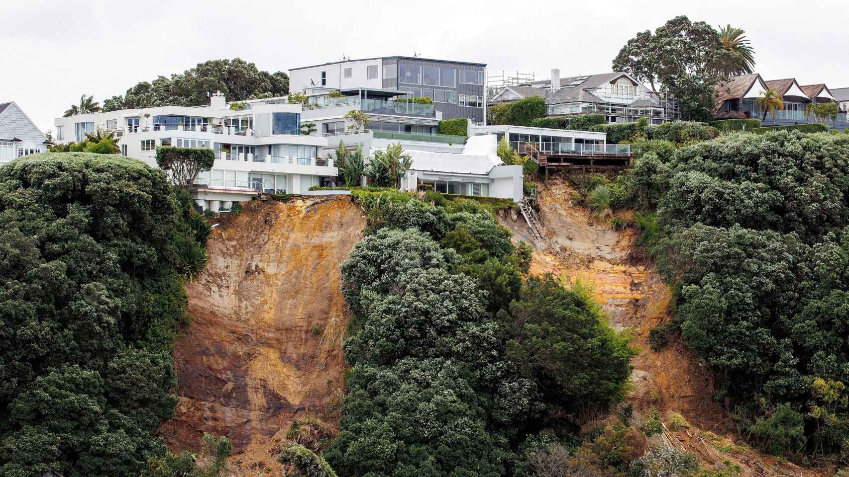 Un deslizamiento de tierra cerca de un bloque de edificios en Auckland