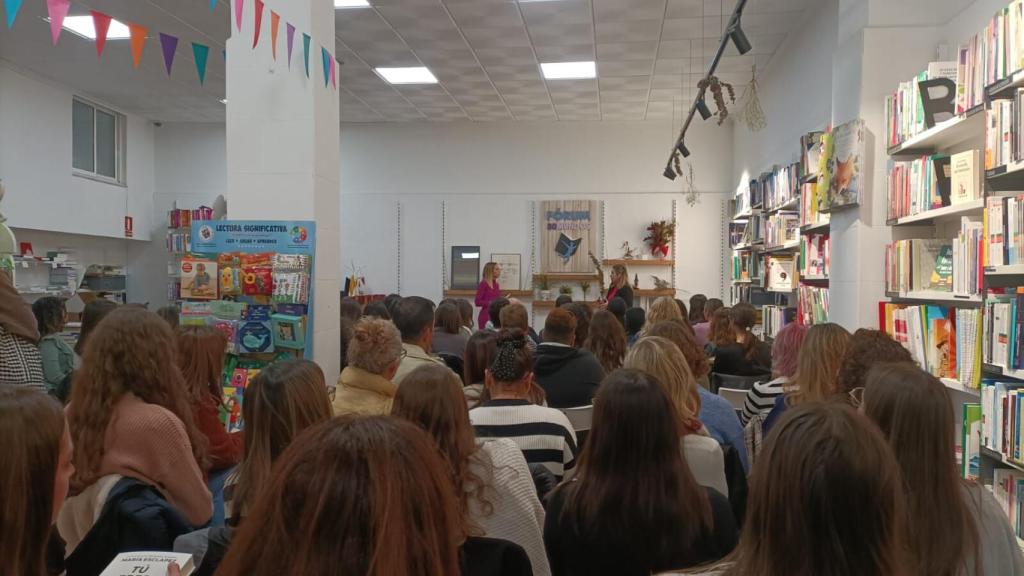 La librería 80 Mundos de Alicante albergó este lunes a más de un centenar de personas tras la visita de María Esclapez.