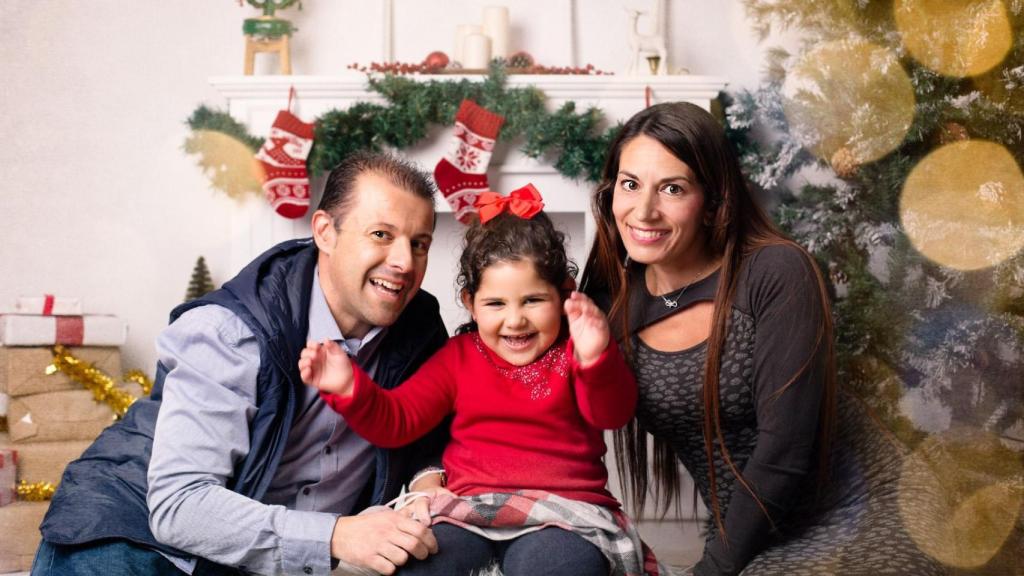 Elisabeth junto a sus padres, Soraya y Raúl.