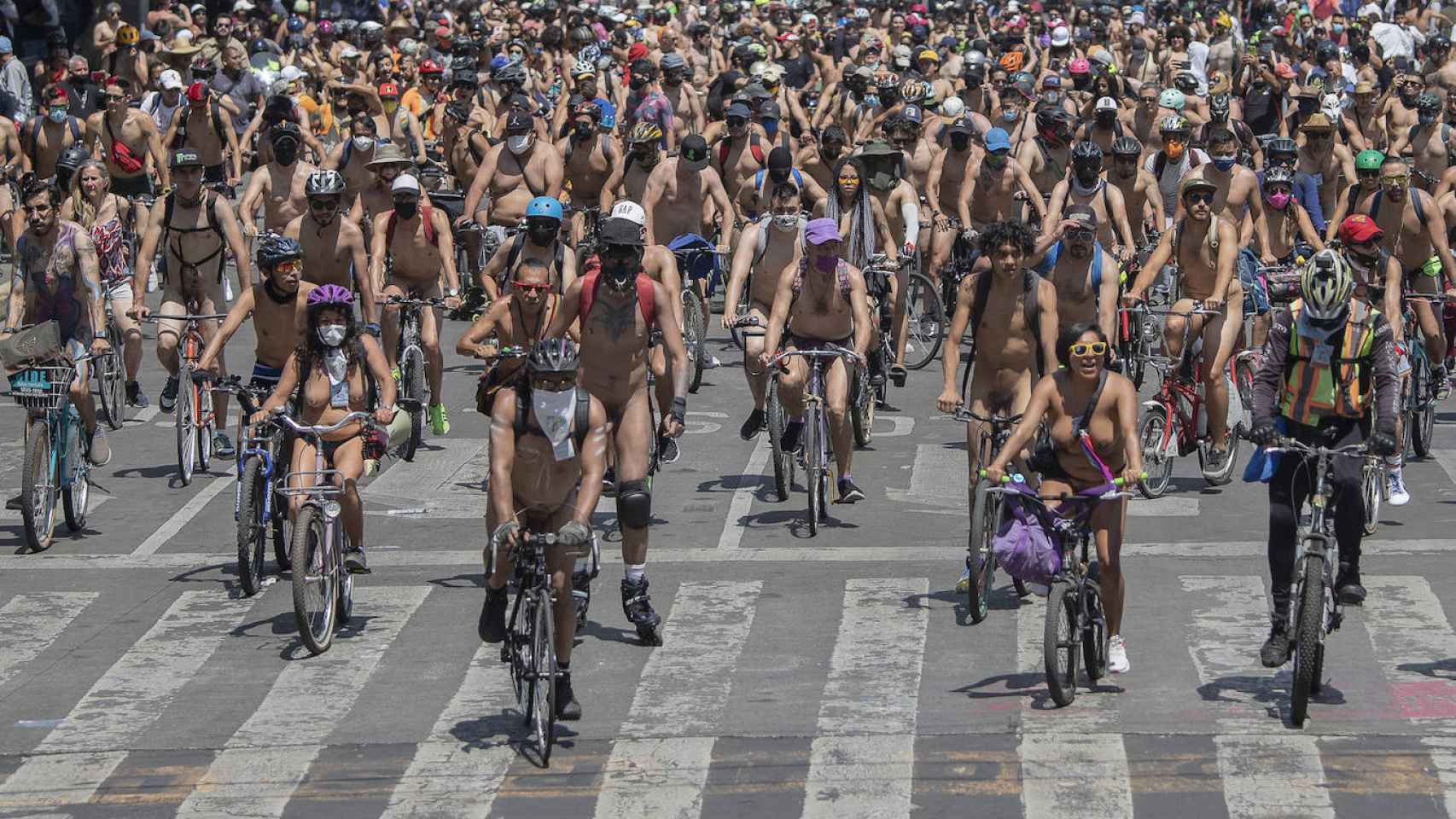 Cientos de ciclistas realizan una marcha ciclista nudista por las calles de Ciudad de México, en junio del pasado año.