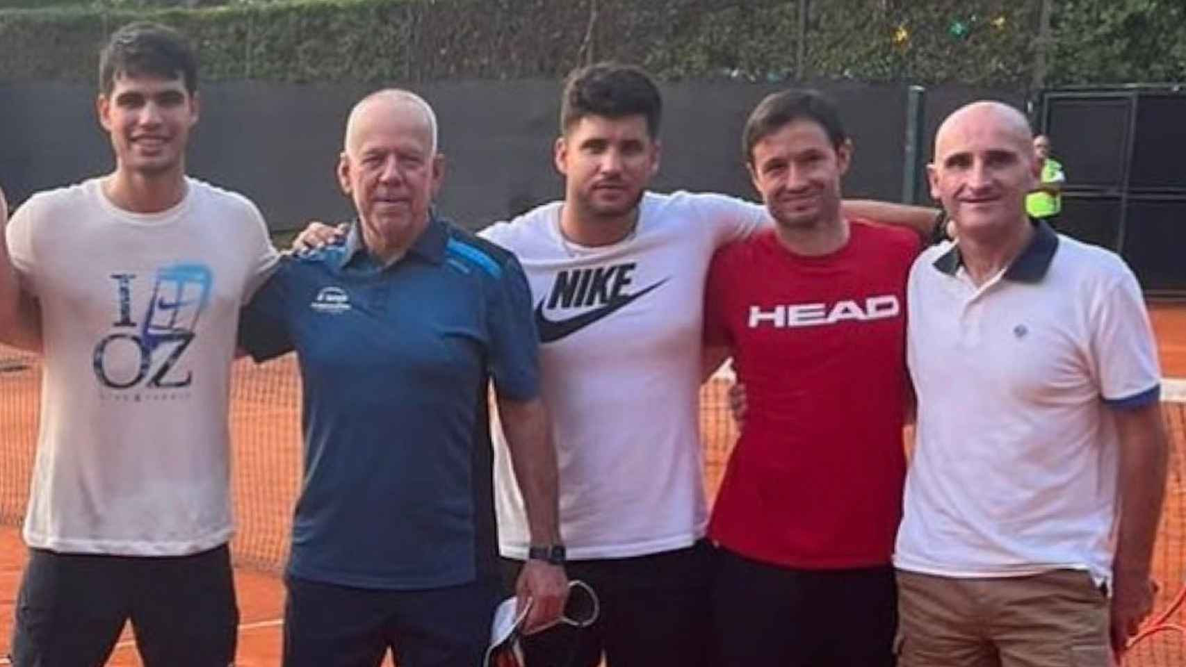 Carlos Alcaraz junto Antonio Martínez Cascales y el resto de su equipo en Buenos Aires