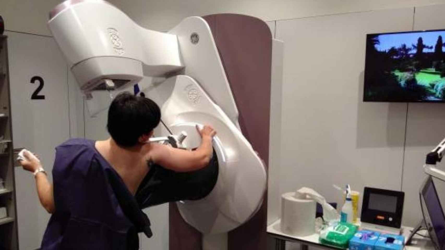 Imagen de una paciente sometiéndose a una mamografía.