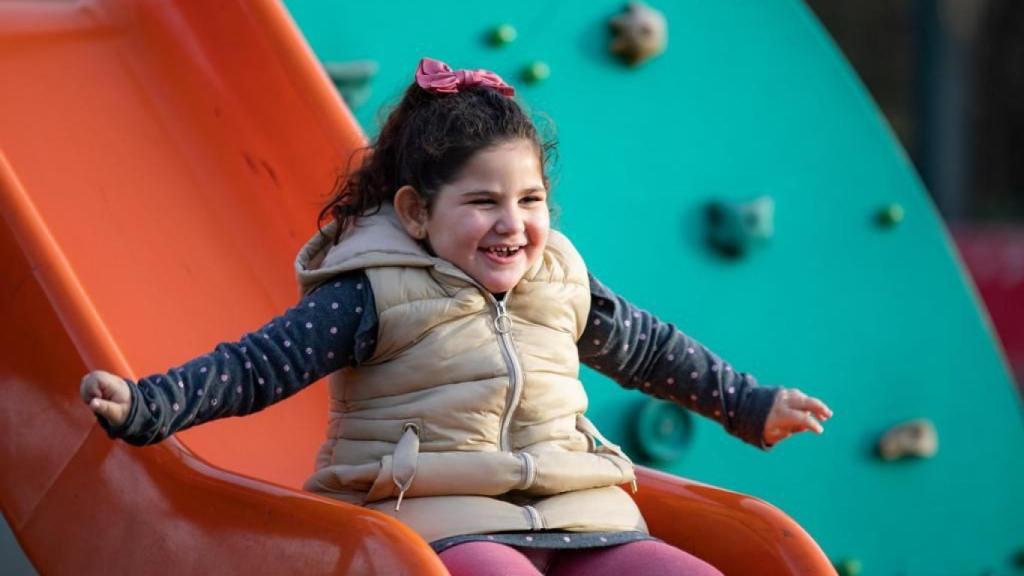 Elisabeth, feliz jugando en el parque.