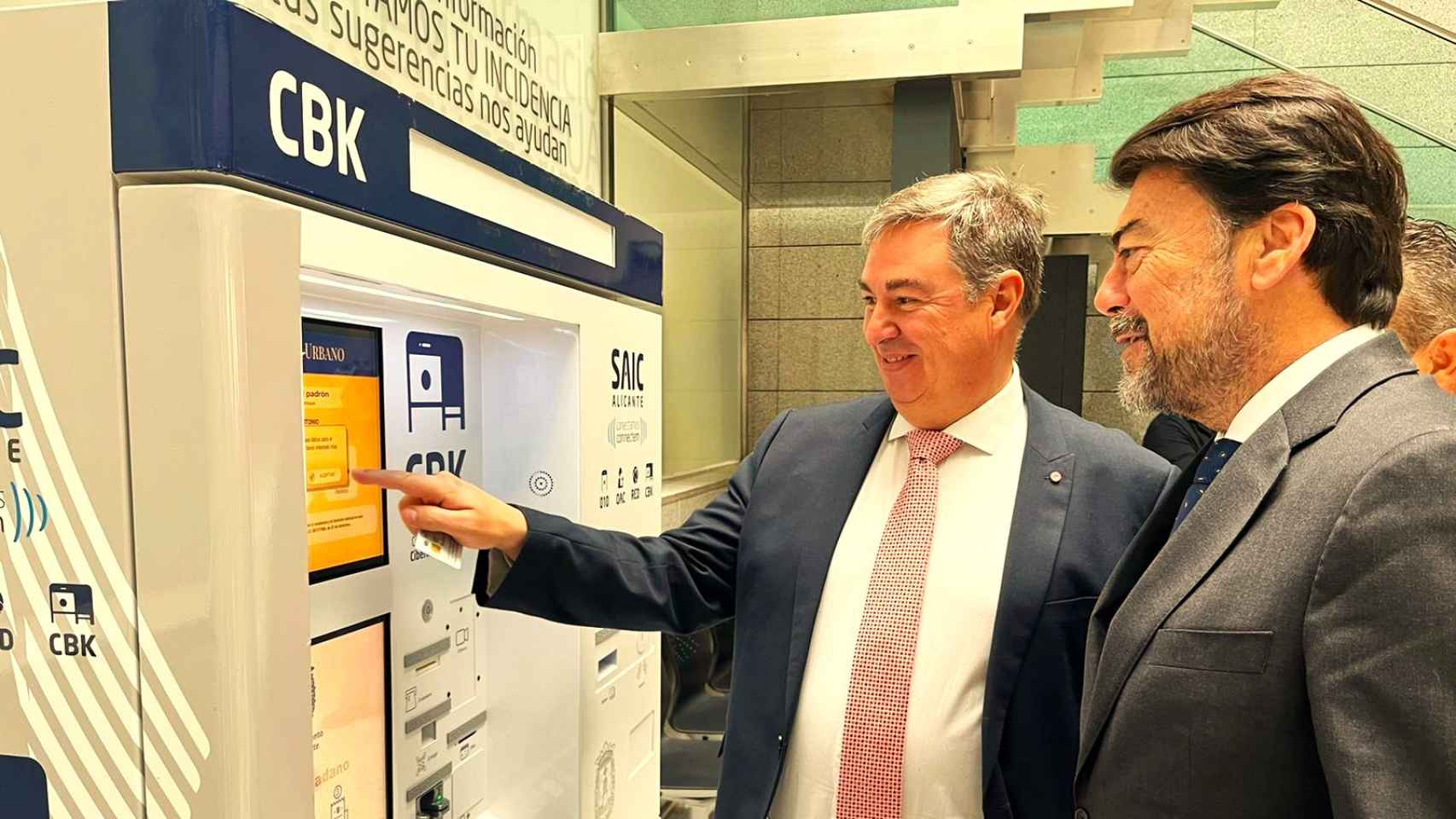 El alcalde Luis Barcala muestra al viceconsejero José Antonio Sánchez de Madrid el funcionamiento del ciberkiosco.