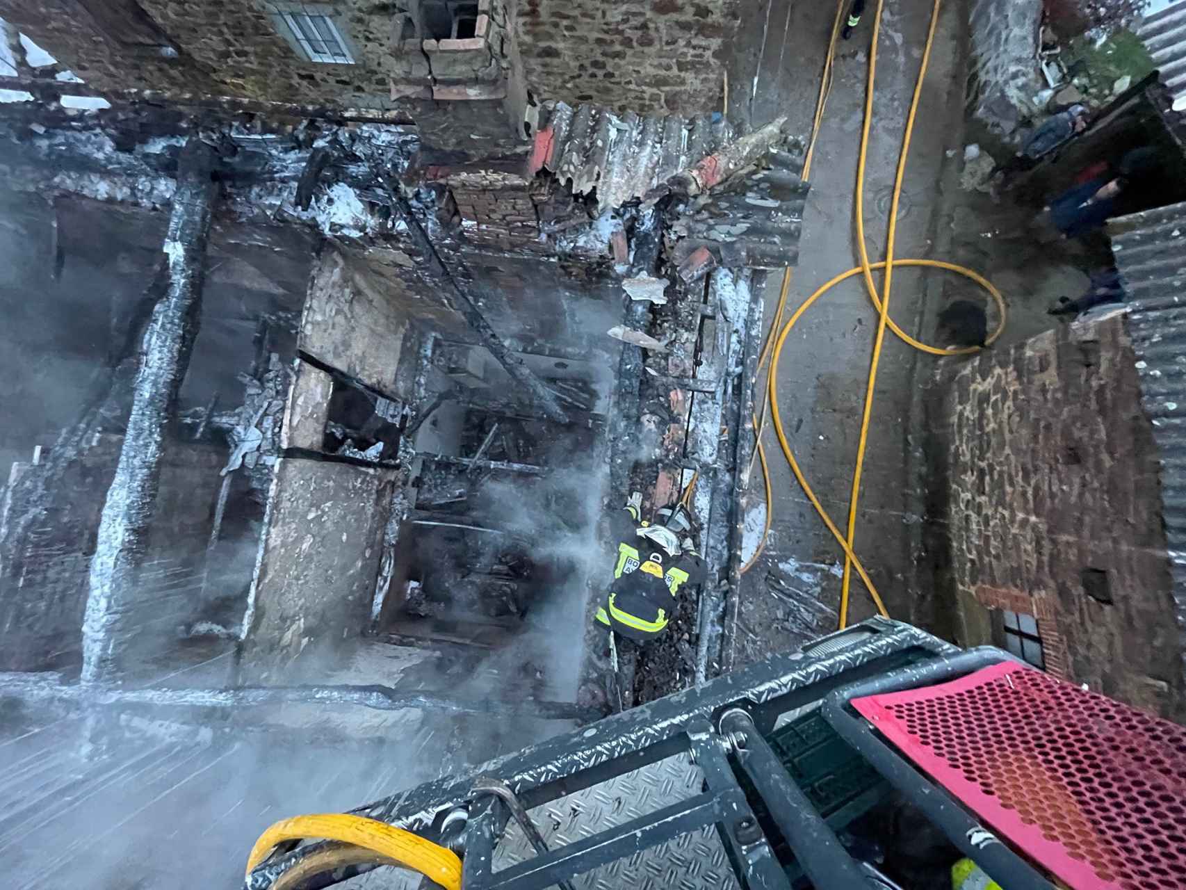 Imagen del estado de la vivienda tras el incendio.