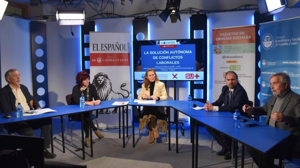 Rafael Sastre, Beatriz Losada, Jesús Baz y Ricardo Bodas, durante su intervención en la mesa del Foro 'La solución autónoma de conflictos laborales', este martes.