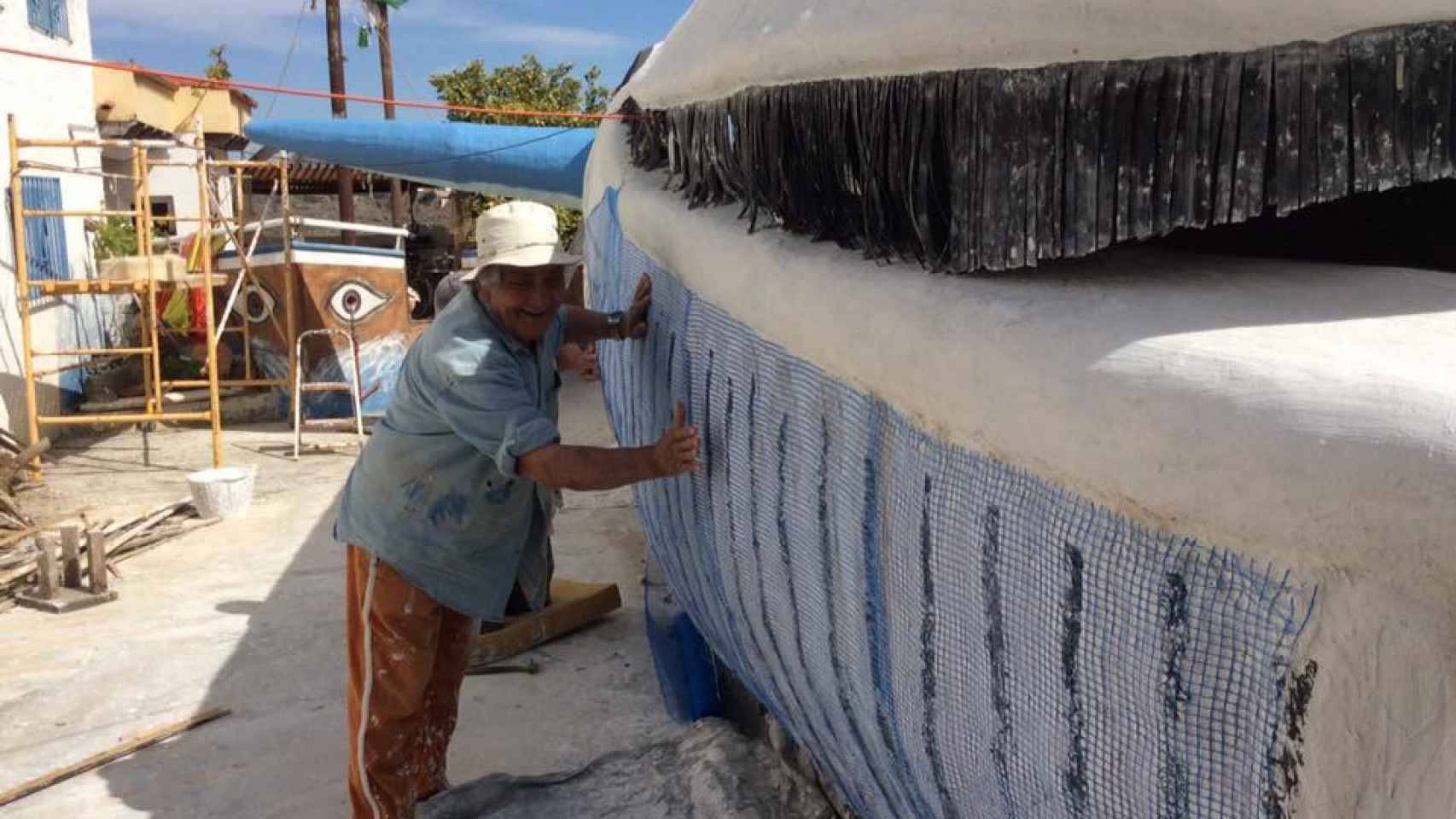 Nino durante el proceso de fabricación de su ballena de 32 metros
