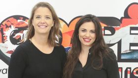 La presentadora de 'Las tres puertas', María Casado, junto a su pareja, la cantante Martina diRosso, en un evento público, en noviembre de 2022.