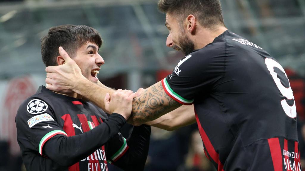 Brahim y Giroud celebran el primer gol del Milan frente al Tottenham.