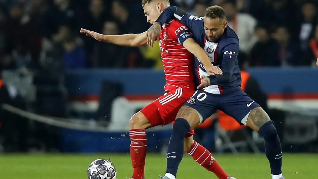 Neymar y Kimmich, en pelea por el balón.