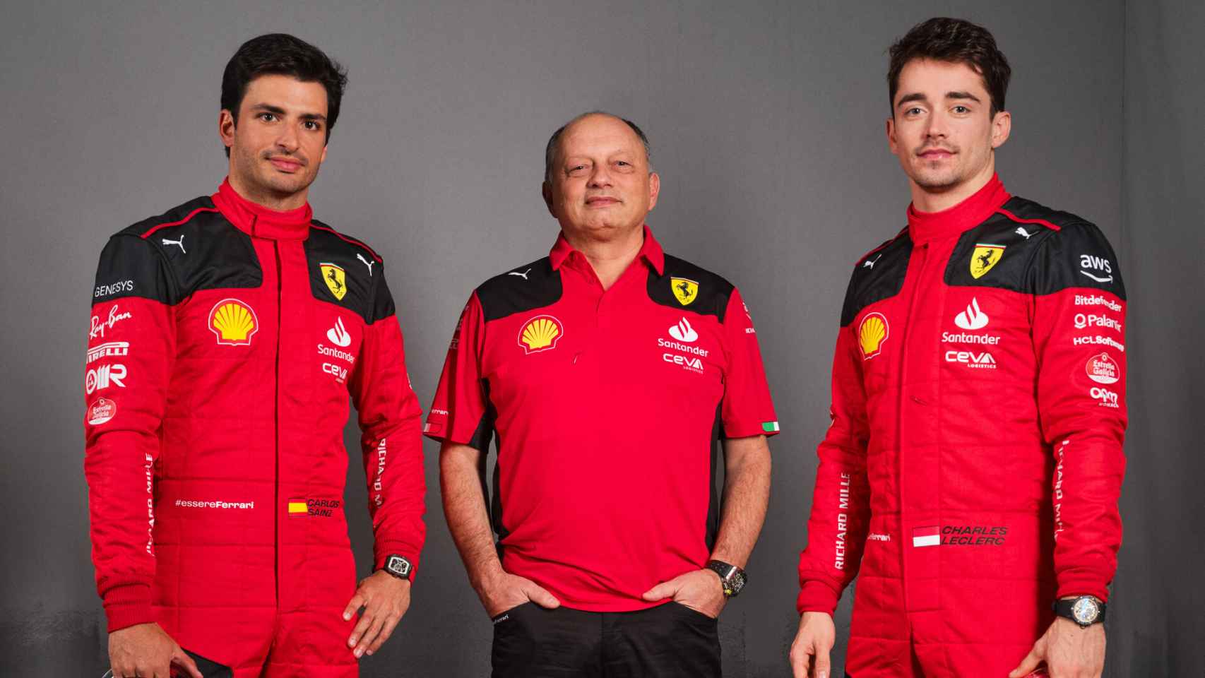 Carlos Sainz,Fred  Vasseur y Charles Leclerc presentando los nuevos colores de Ferrari