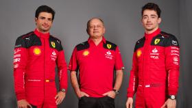 Carlos Sainz,Fred  Vasseur y Charles Leclerc presentando los nuevos colores de Ferrari