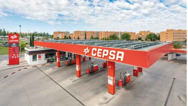 Cepsa ya tiene 25 estaciones de servicios en Castilla-La Mancha con paneles solares de Redexis