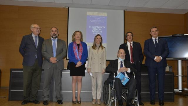 Facultad de Derecho y Ciencia Sociales de Ciudad Real, 4 de noviembre de 2021. De Izquierda a Derecha, Patxi Aldecoa, Julián Garde, Amelia Pérez, Virginia Marco, José María Gil-Robles, José Antonio Negrín y Fernando Calleja